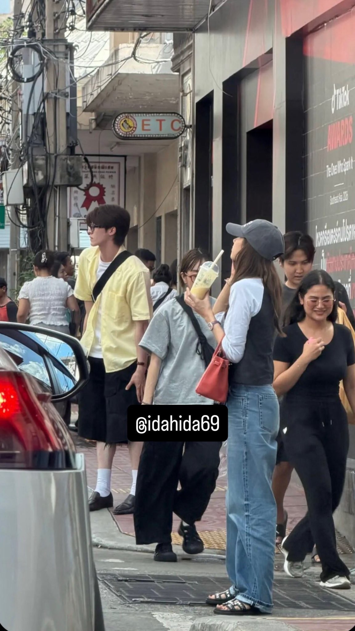 Lisa (BlackPink) vui vẻ sánh bước bên bạn trai tin đồn tại Bangkok