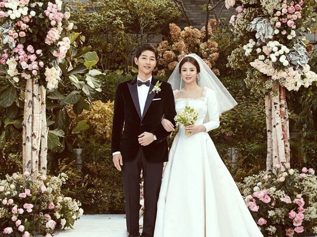 Song Joong Ki sượng cứng người khi nghe tên vợ cũ