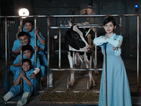 Tạm biệt mái tóc nàng thơ ngoài đời, Ngọc Xuân hóa thân nhà khoa học tóc ngắn năng động trong phim điện ảnh 'Bò sữa bay'
