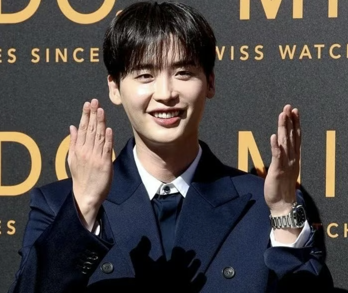 Lee Jong Suk thon thả hơn hẳn sau thời gian dài bị chỉ trích nhan sắc