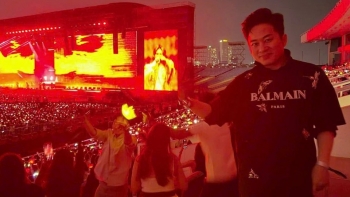 Tùng Dương xem Big Bang concert để chuẩn bị cho buổi biểu diễn tại Mỹ Đình