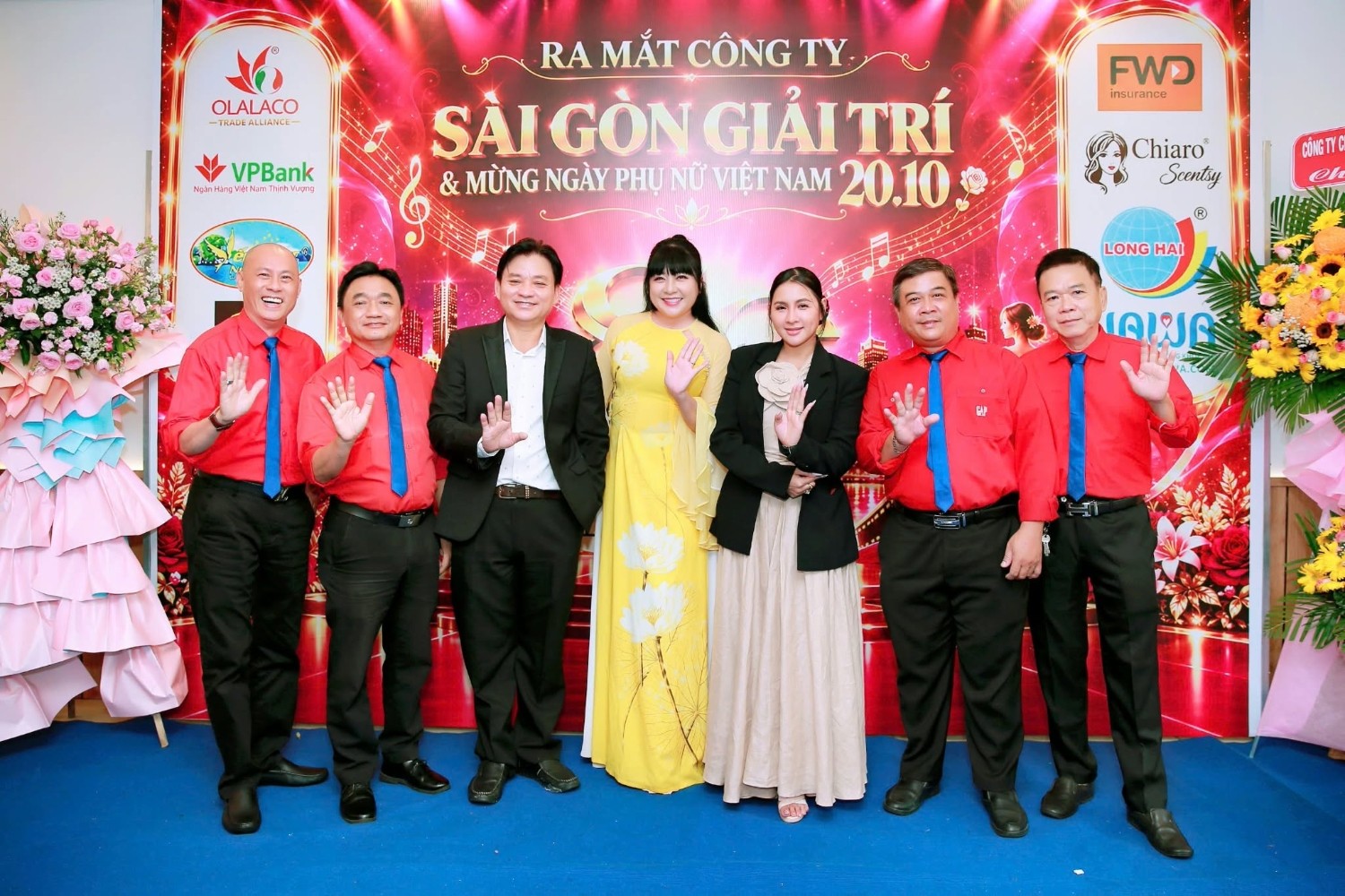 Đông đảo nghệ sĩ đến chúc mừng Nhà báo - nhạc sĩ Hồng Sơn và Hoa hậu Thái Nhã Vân ra mắt Công ty Sài Gòn Giải Trí