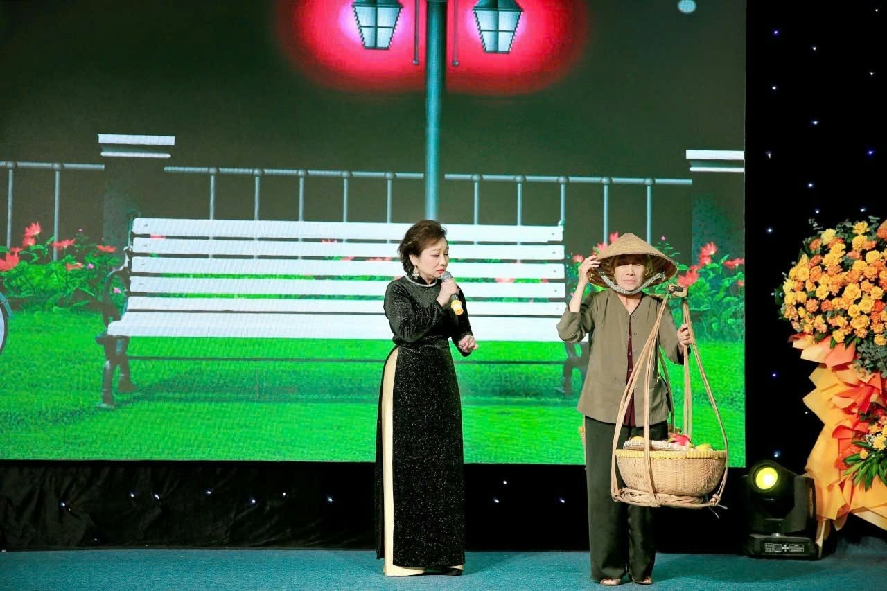 Đông đảo nghệ sĩ đến chúc mừng Nhà báo - nhạc sĩ Hồng Sơn và Hoa hậu Thái Nhã Vân ra mắt Công ty Sài Gòn Giải Trí