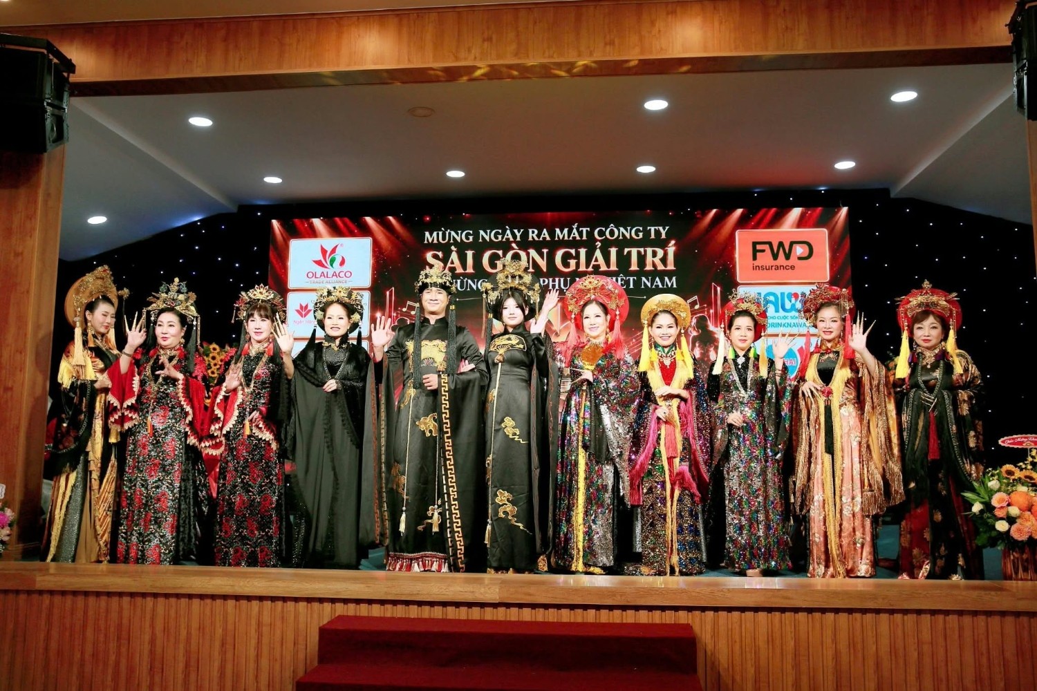 Đông đảo nghệ sĩ đến chúc mừng Nhà báo - nhạc sĩ Hồng Sơn và Hoa hậu Thái Nhã Vân ra mắt Công ty Sài Gòn Giải Trí