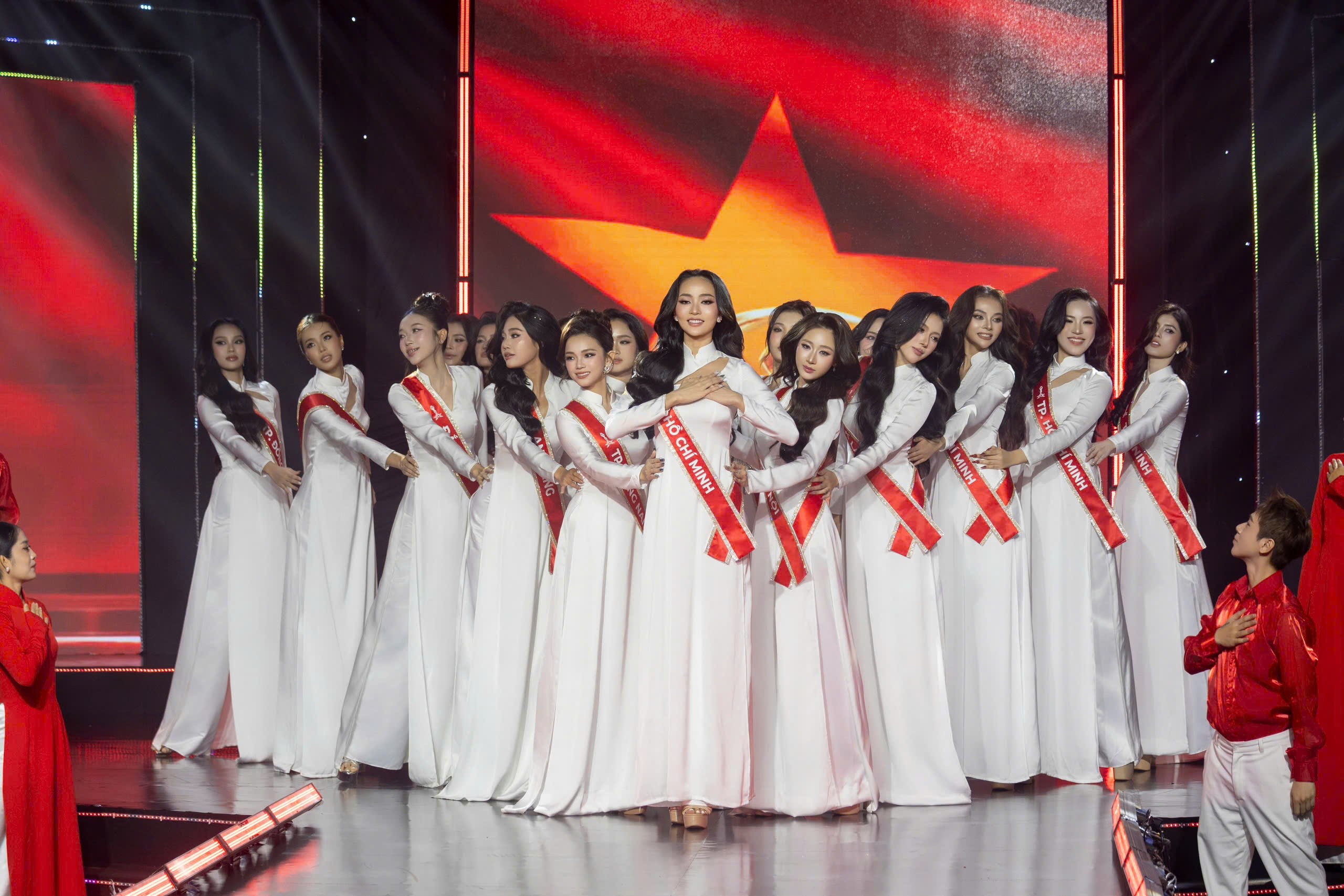 Nghệ nhân Khang Hoàng thiết kế các tác phẩm hoa 'Ngọc Phương Đông' đăng quang tại 'Miss Charm Vietnam 2026'