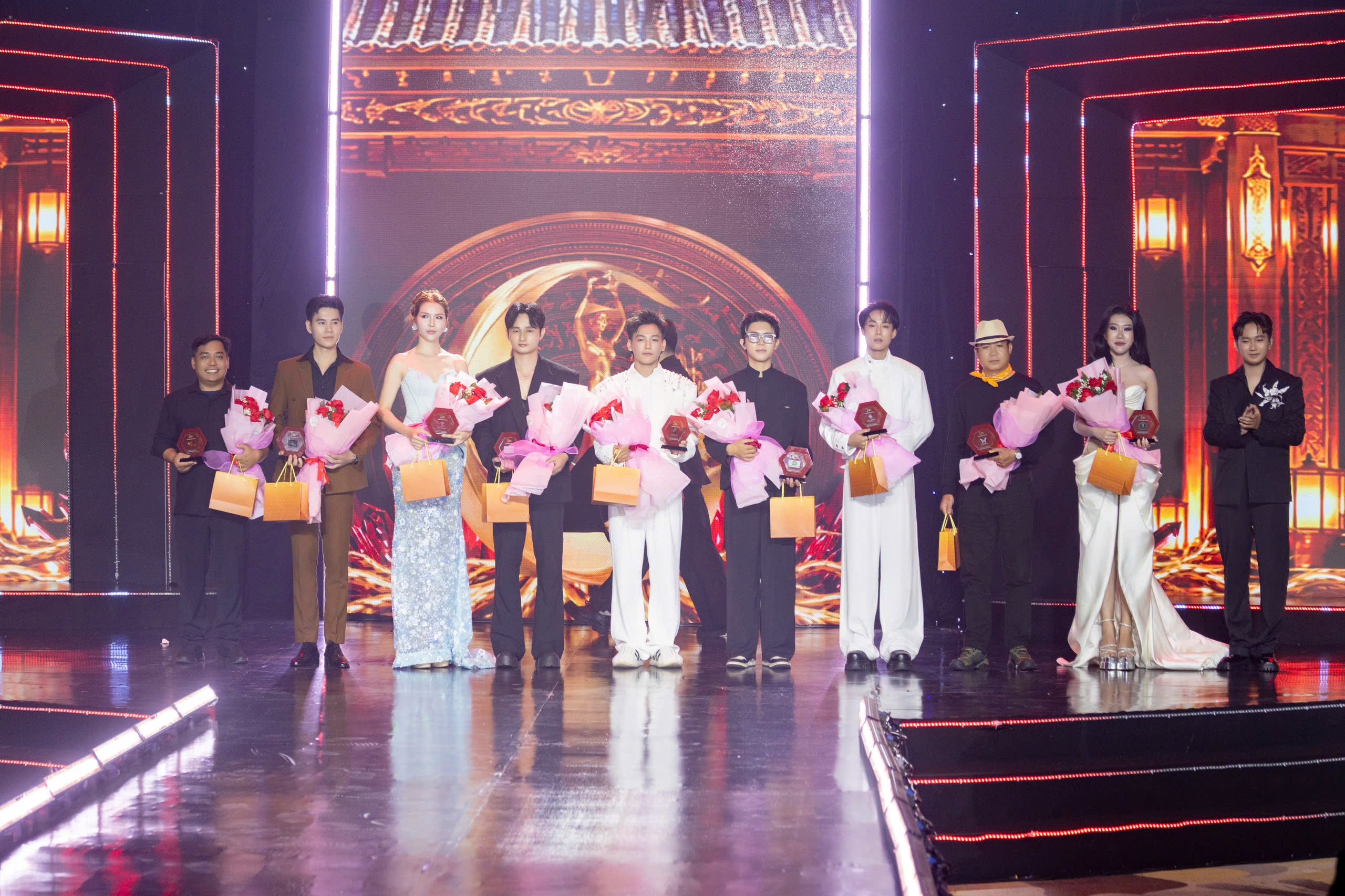 Nghệ nhân Khang Hoàng thiết kế các tác phẩm hoa 'Ngọc Phương Đông' đăng quang tại 'Miss Charm Vietnam 2026'