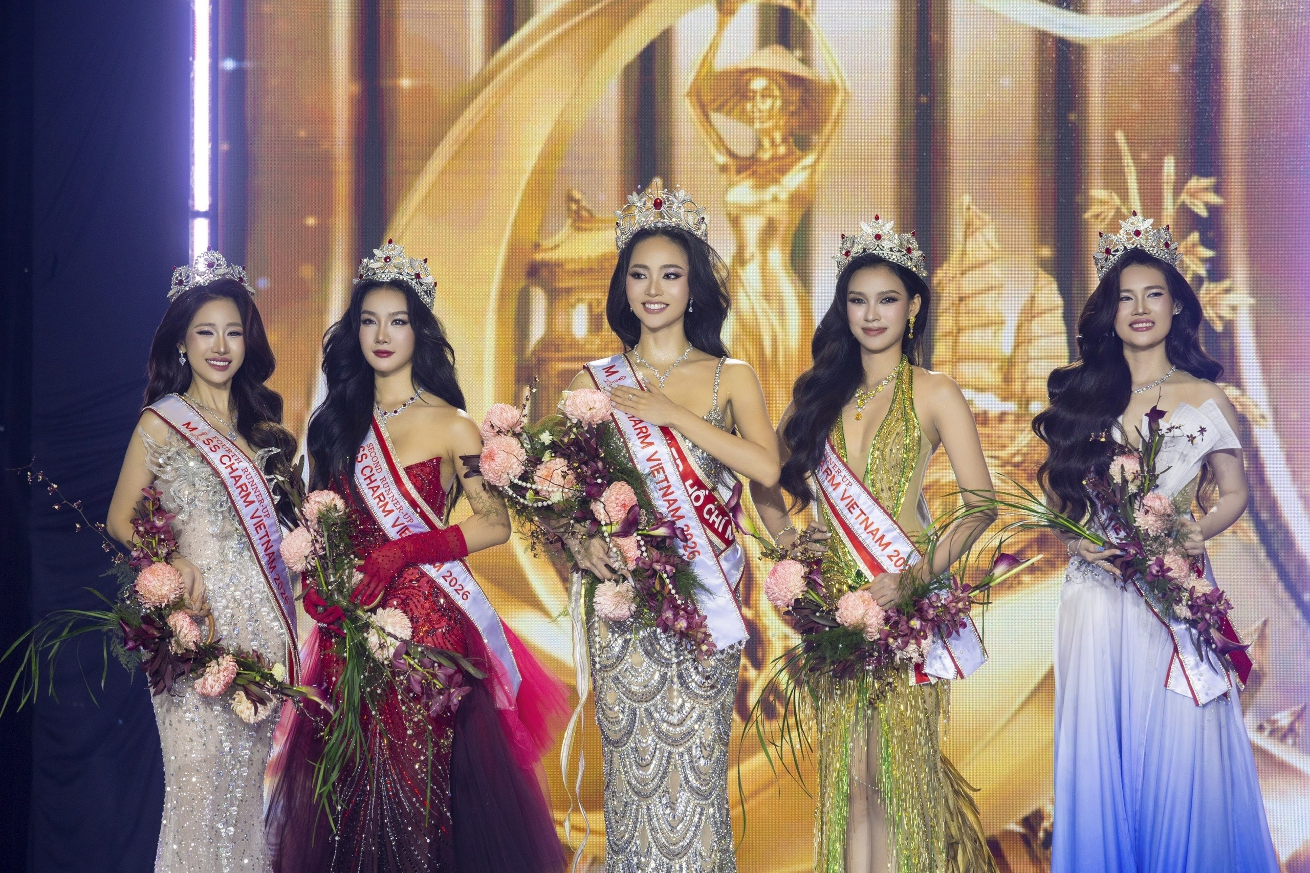 Nghệ nhân Khang Hoàng thiết kế các tác phẩm hoa 'Ngọc Phương Đông' đăng quang tại 'Miss Charm Vietnam 2026'
