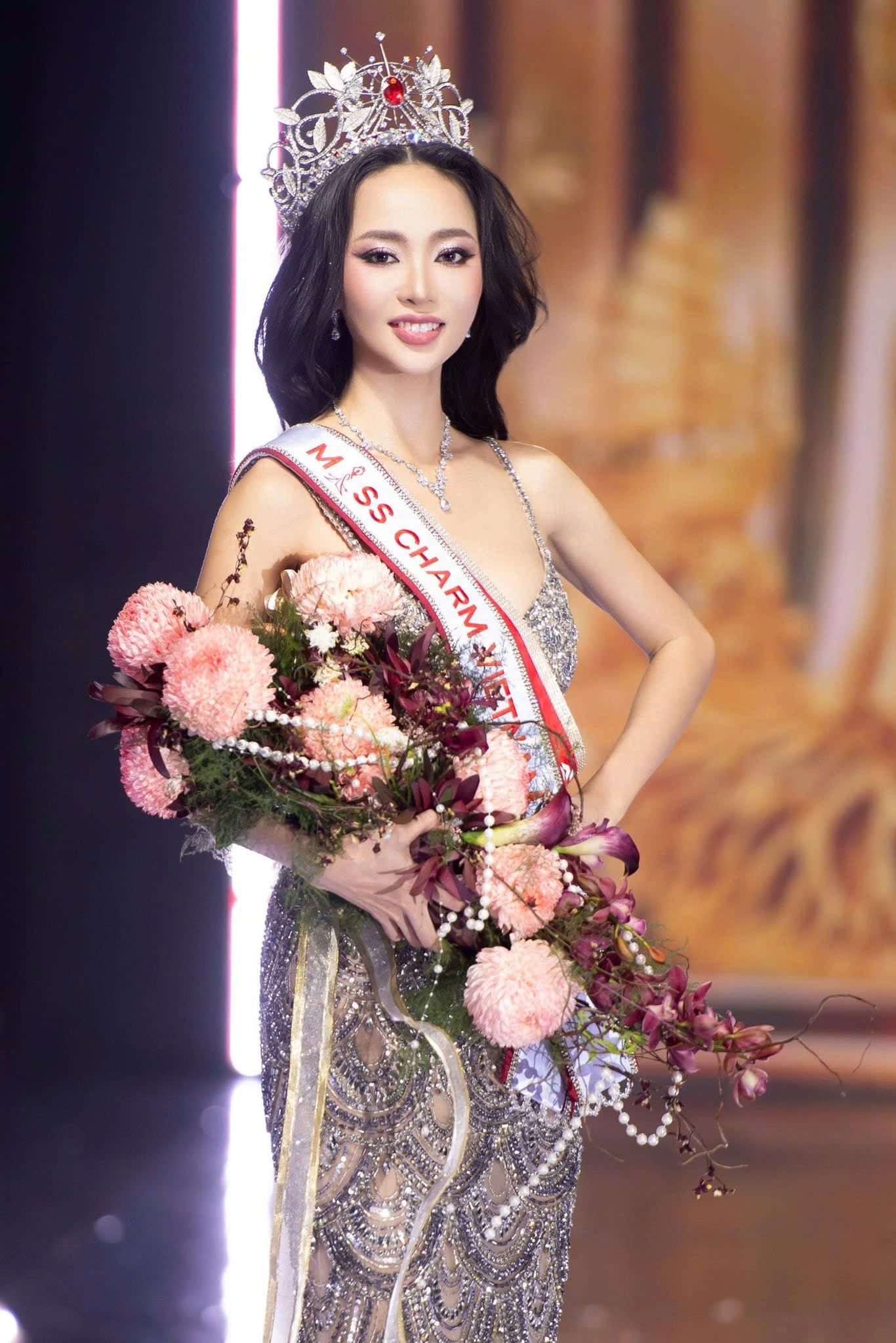 Nghệ nhân Khang Hoàng thiết kế các tác phẩm hoa 'Ngọc Phương Đông' đăng quang tại 'Miss Charm Vietnam 2026'