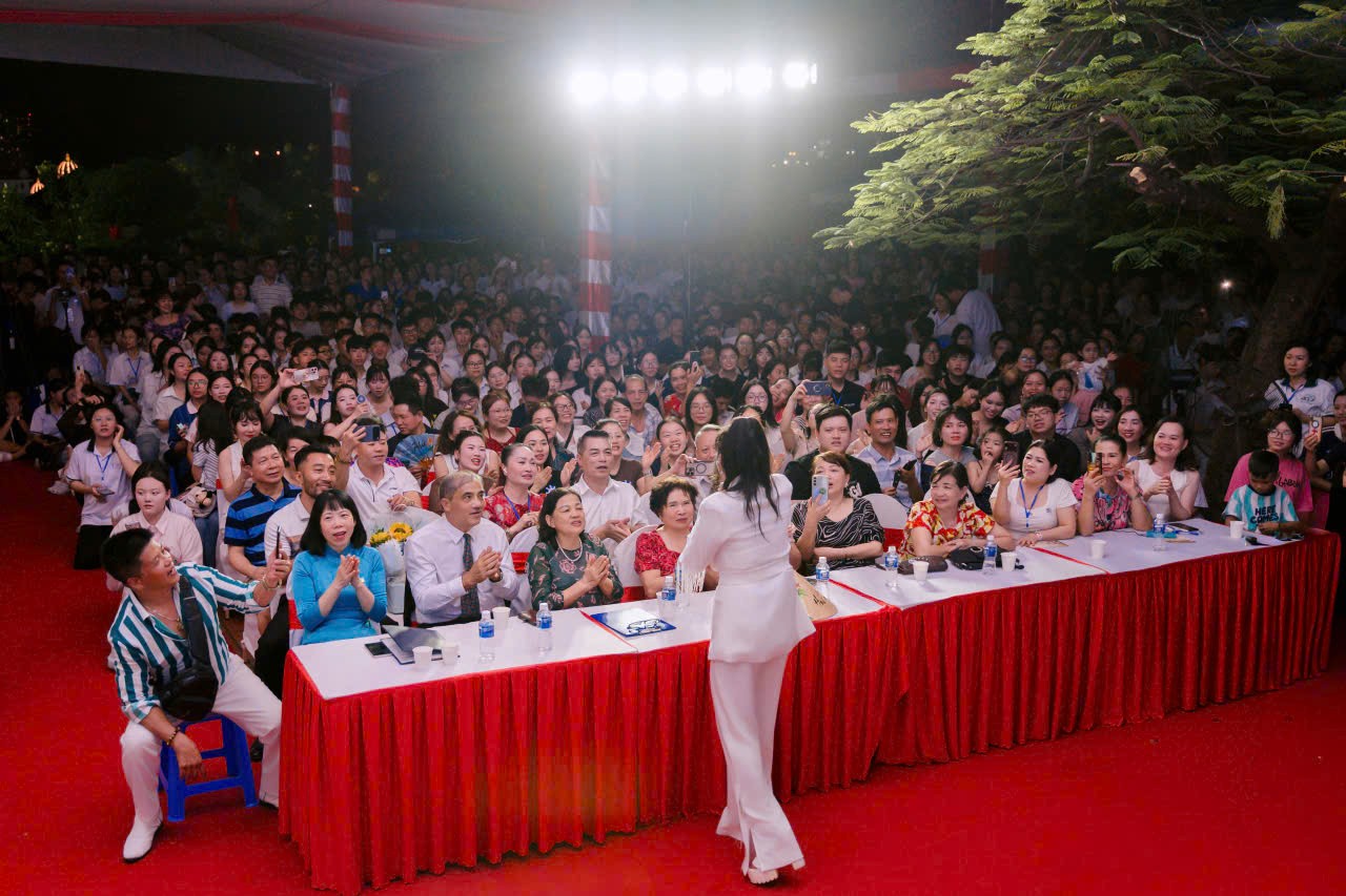 Ca sĩ Trang Nhung trở về mái trường xưa, tìm lại những năm tháng thanh xuân