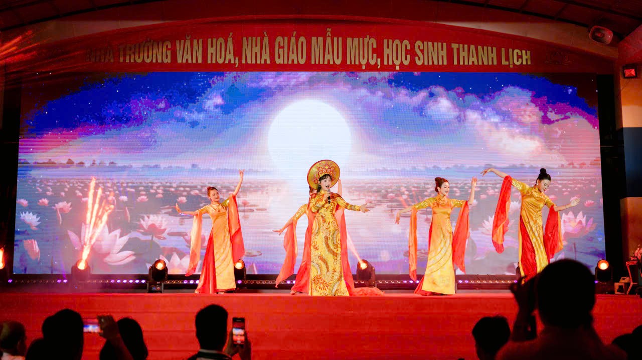 Ca sĩ Trang Nhung trở về mái trường xưa, tìm lại những năm tháng thanh xuân