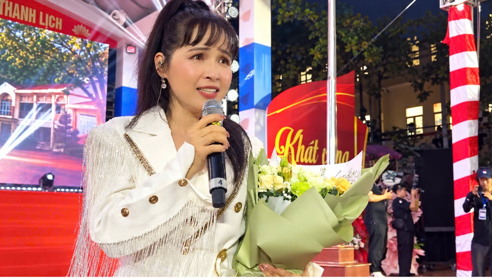Ca sĩ Trang Nhung trở về mái trường xưa, tìm lại những năm tháng thanh xuân