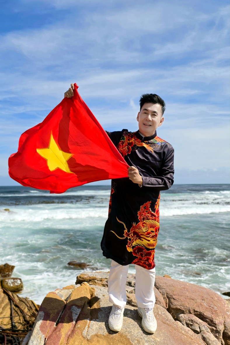 Đoan Trường mặc áo dài Việt 'check in' Mũi Hảo Vọng và Núi Bàn, 2 trong 50 điểm tham quan nổi tiếng của Nam Phi