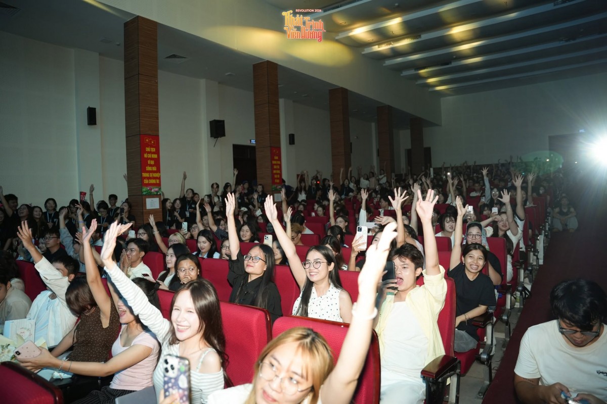 Ảnh 9: Sự hưởng ứng nồng nhiệt của khán giả trong phần trình diễn của ca sĩ khách mời 14 Casper tại Revolution 2026. (Ảnh: BTC)
