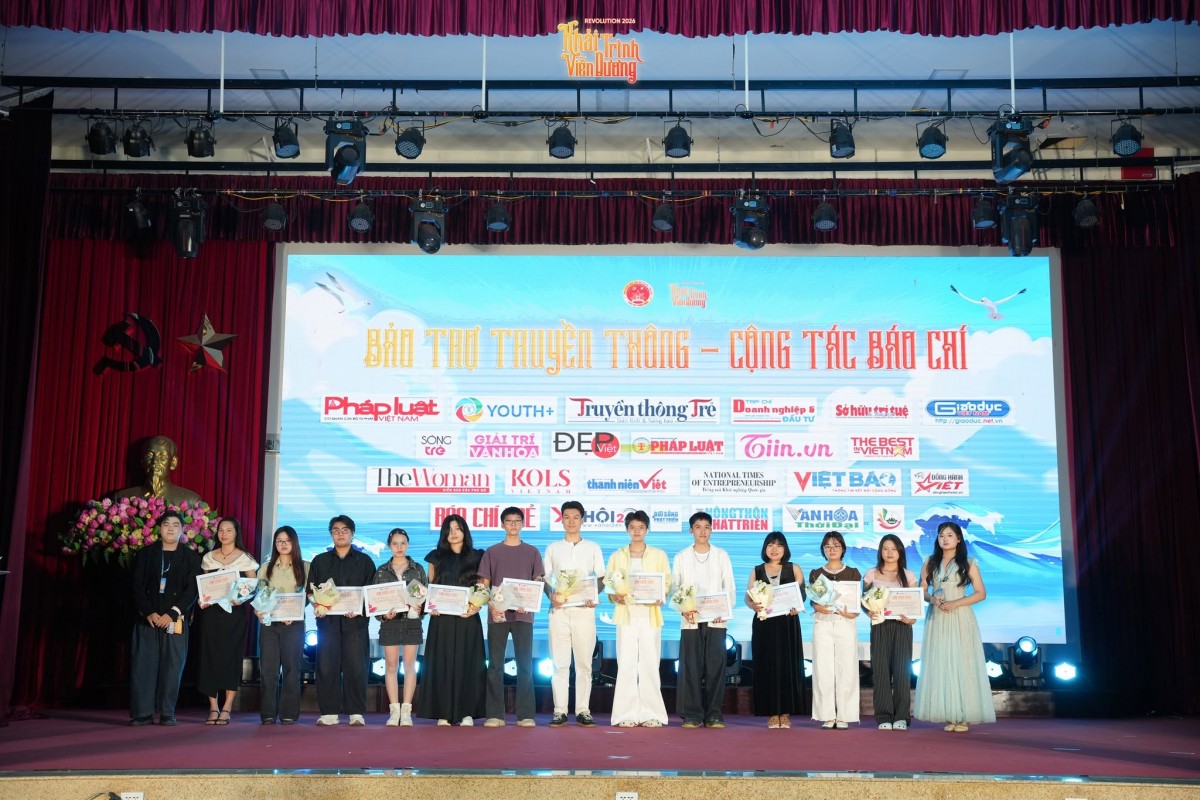'Tân thủy thủ' trường Báo đắm chìm vào hành trình âm nhạc đặc sắc tại đêm nhạc Revolution 2026