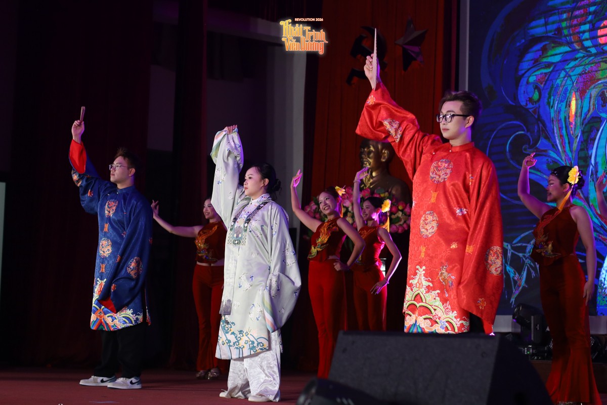 Ảnh 4: Tiết mục “Người ở đừng về” kết hợp âm hưởng dân gian truyền thống với cách thể hiện trẻ trung trên sân khấu Revolution 2026. (Ảnh: BTC)