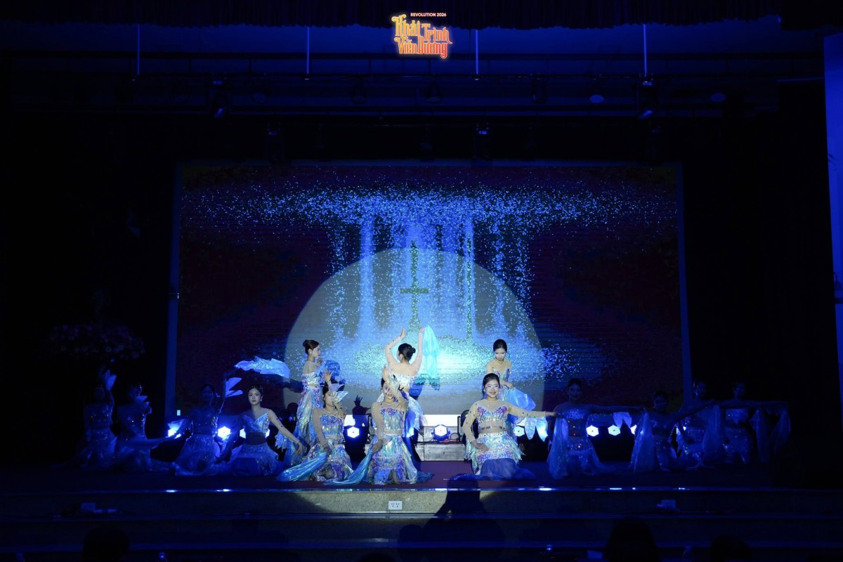 Ảnh 8.1, 8.2: Các tiết mục tại Chương III - “Ngân Dương” mang đến những màn trình diễn trẻ trung, khuấy động sân khấu Revolution 2026. (Ảnh: BTC)