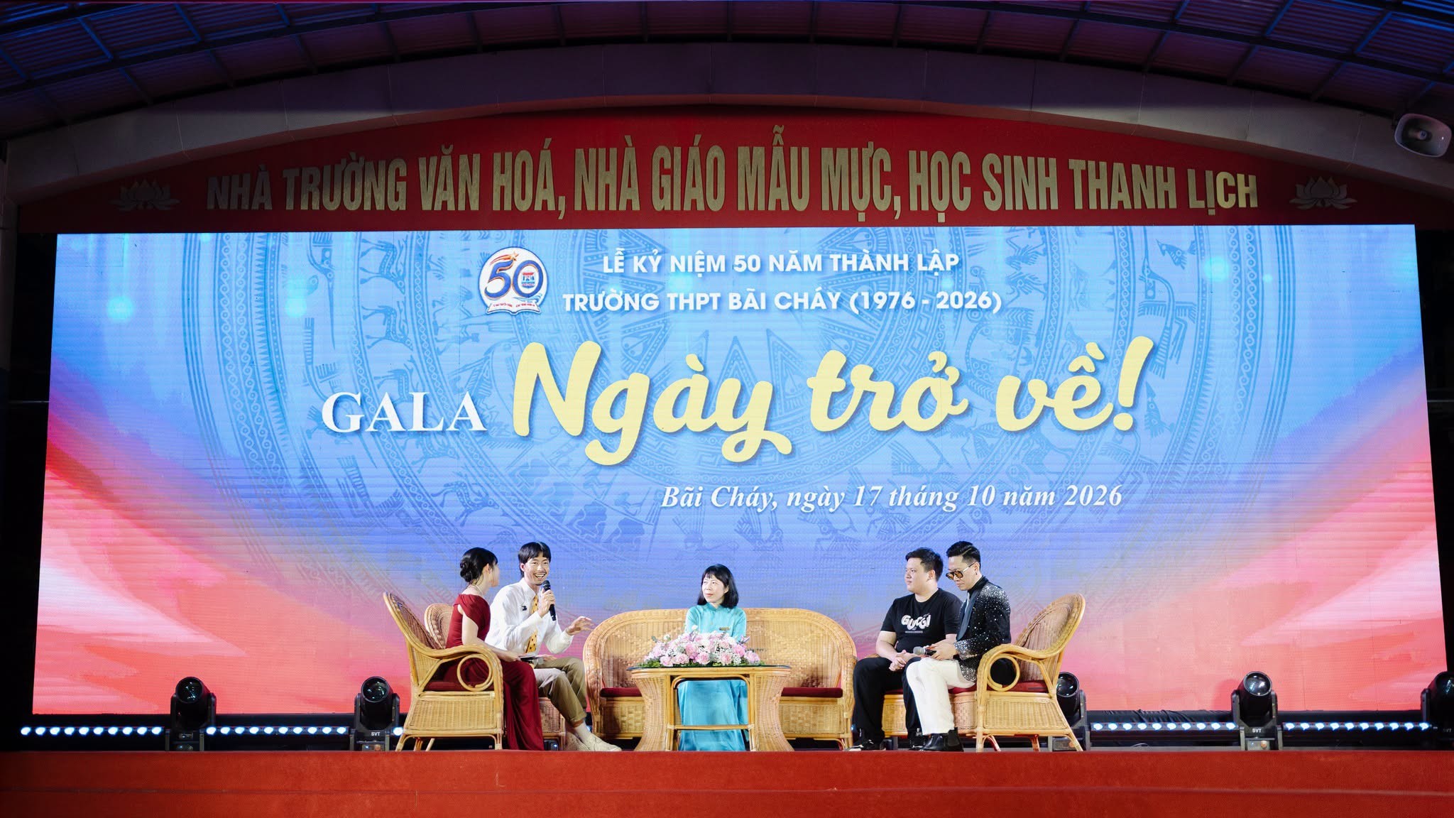 Đen, Trang Nhung xúc động trở về trường THPT Bãi Cháy trong ngày kỷ niệm 50 năm