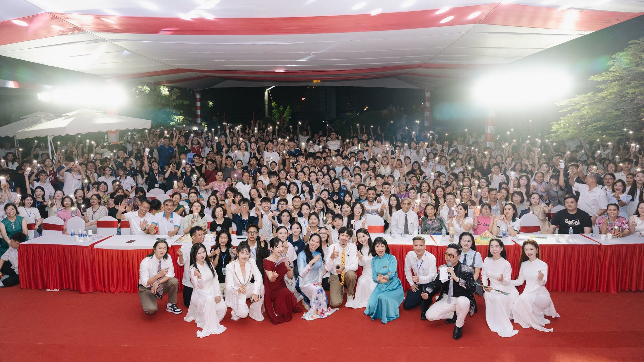 Đen, Trang Nhung xúc động trở về trường THPT Bãi Cháy trong ngày kỷ niệm 50 năm