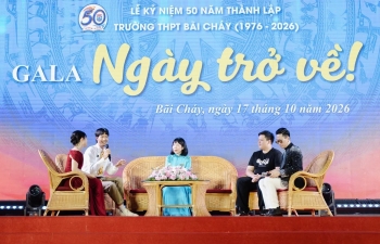 Đen, Trang Nhung xúc động trở về trường THPT Bãi Cháy trong ngày kỷ niệm 50 năm