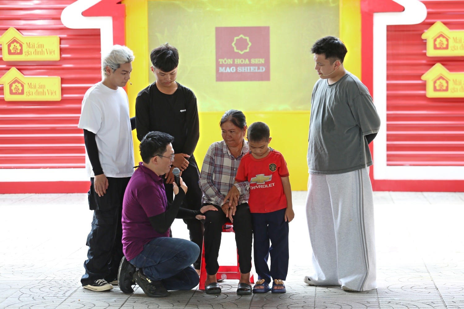 'Mái ấm gia đình Việt': MC Đại Nghĩa nghẹn ngào, Rapper Gill, DatKaa xúc động trước hai em nhỏ mồ côi, sớm chịu nhiều thiệt thòi trong cuộc sống