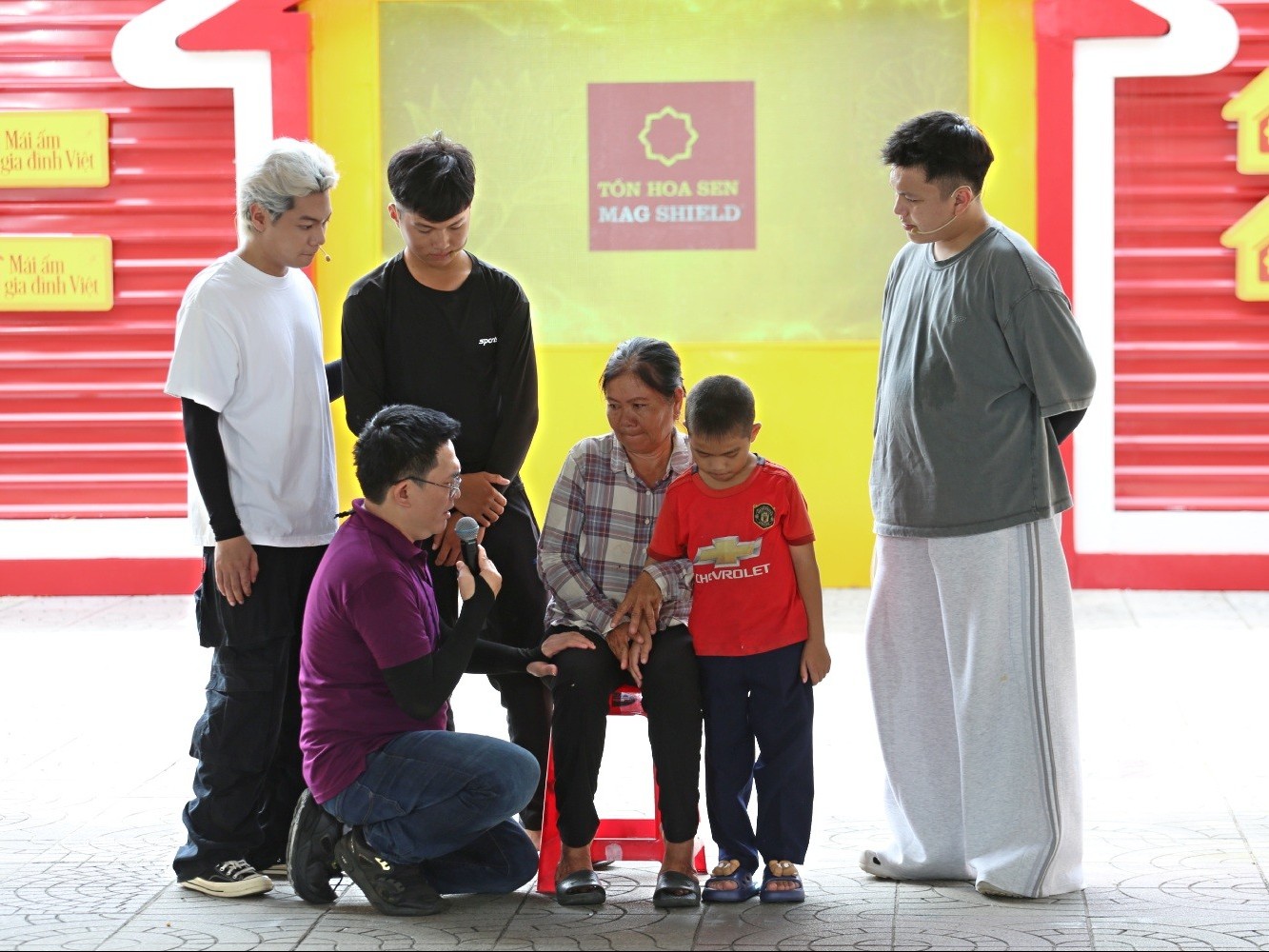 'Mái ấm gia đình Việt': MC Đại Nghĩa nghẹn ngào, Rapper Gill, DatKaa xúc động trước hai em nhỏ mồ côi, sớm chịu nhiều thiệt thòi trong cuộc sống