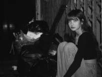 Lisa (BlackPink) chụp ảnh bên túi rác vẫn đầy chất fashionista