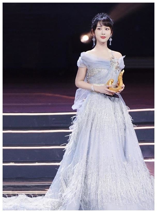 Dương Tử mặc váy kém chất lượng để lộ eo và vai to - Thời trang sao