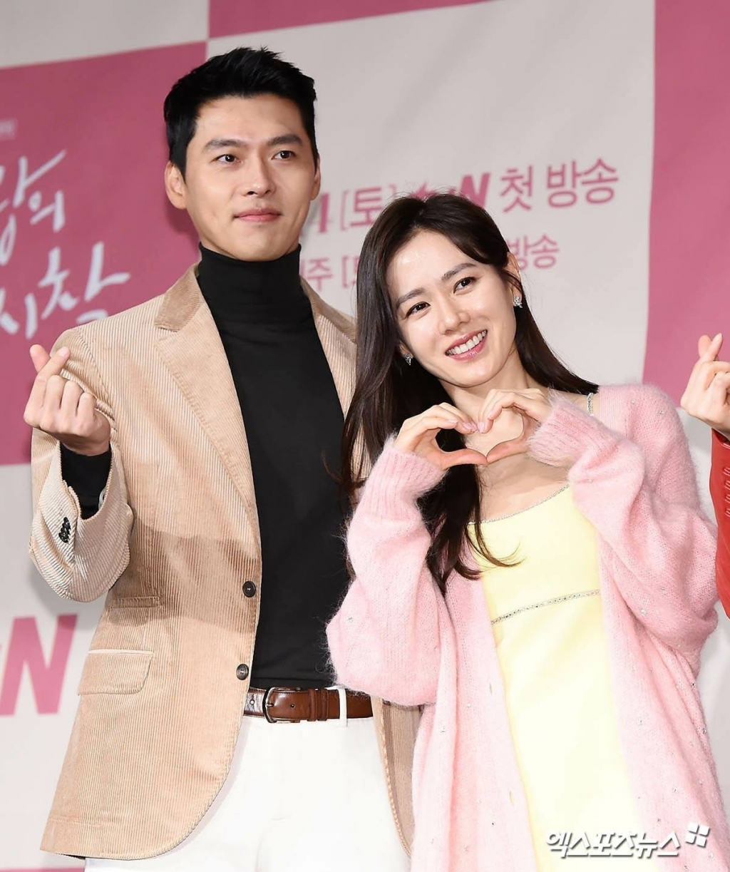Làng giải trí Hàn 'mở hội' đầu năm khi Son Ye Jin và Hyun Bin đã hẹn hò được 8 tháng