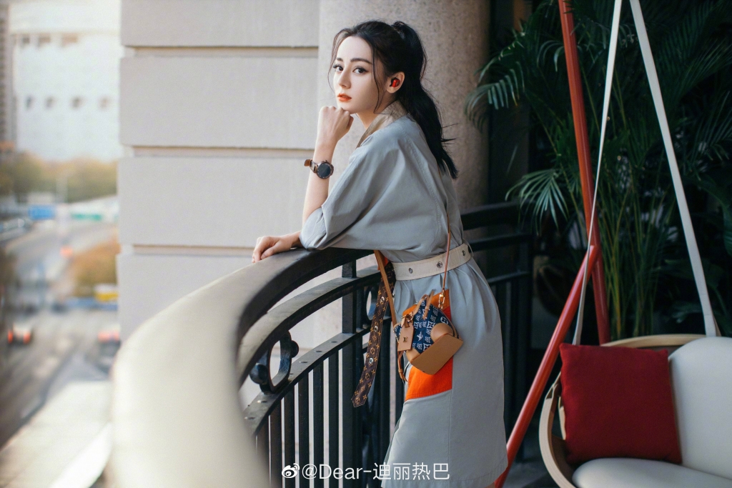 Sina cống bố poster Nữ diễn viên xinh đẹp nhất - Địch Lệ Nhiệt Ba