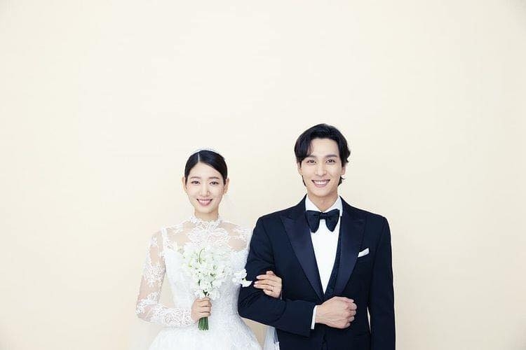 Trọn bộ ảnh cưới đẹp 'ngây ngất' của Park Shin Hye và Choi Tae Joon cùng video dắt nhau vào lễ đường