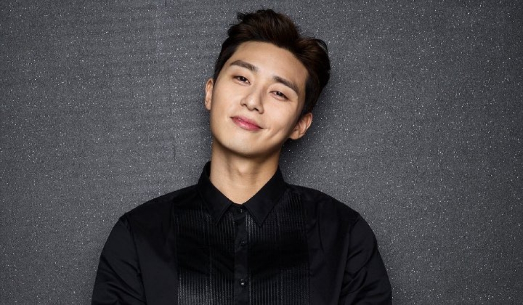 Park Seo Joon khoe hình chụp bên siêu sao bóng đá Son Heung Min