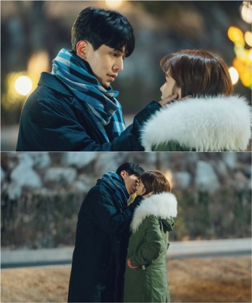 lee dong wook va yoo in na tinh tu trao nhau nu hon dau trong touch your heart