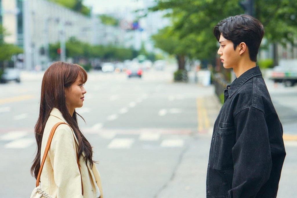 'Love Alarm 2: Chuông báo tình yêu 2' nhá hàng loạt ảnh mới, JoJo nhìn Sun Oh đau đớn nói lời chia tay?