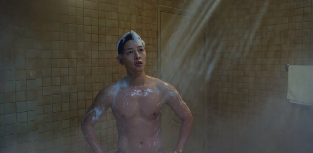 Song Joong Ki bị lột hết đồ, đang tắm thì hết nước trong 'Vincenzo' tập 1