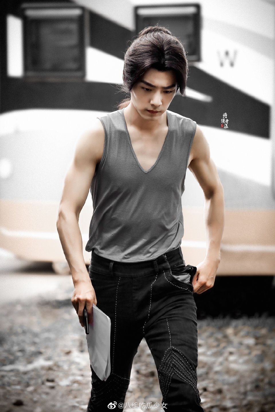 Dân mạng tranh cãi về cơ bắp của Tiêu Chiến: Săn chắc hay 'cò hương'?