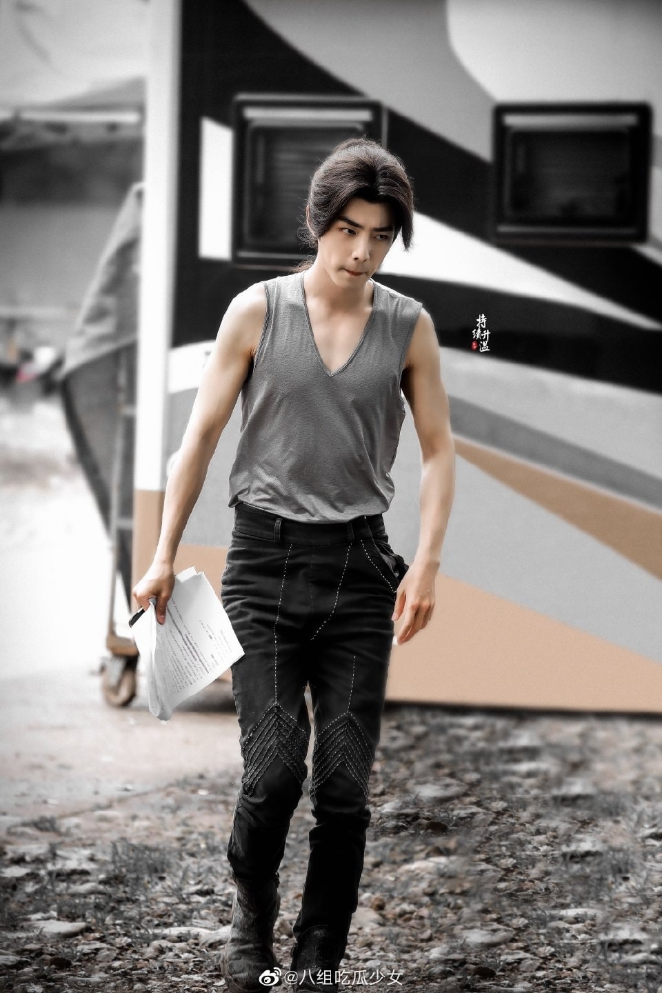 Dân mạng tranh cãi về cơ bắp của Tiêu Chiến: Săn chắc hay 'cò hương'?