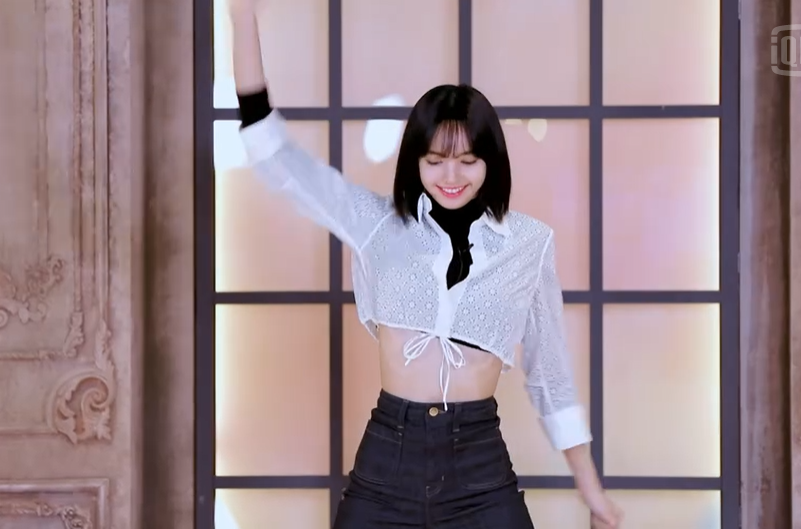 Lisa 'lão sư' khoe eo thon dạy nhảy trên 'Thanh xuân có bạn 3', người xem đỏ mặt vì quá nóng bỏng!