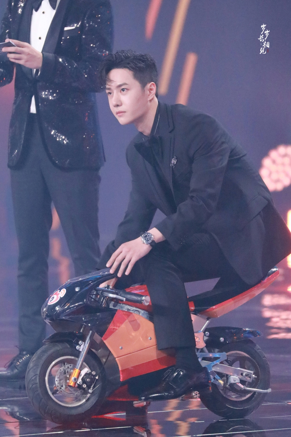 Đêm Weibo 2020: Hoàng Tử Thao và Vương Nhất Bác lái 'siêu xe' lên sân khấu nhận giải