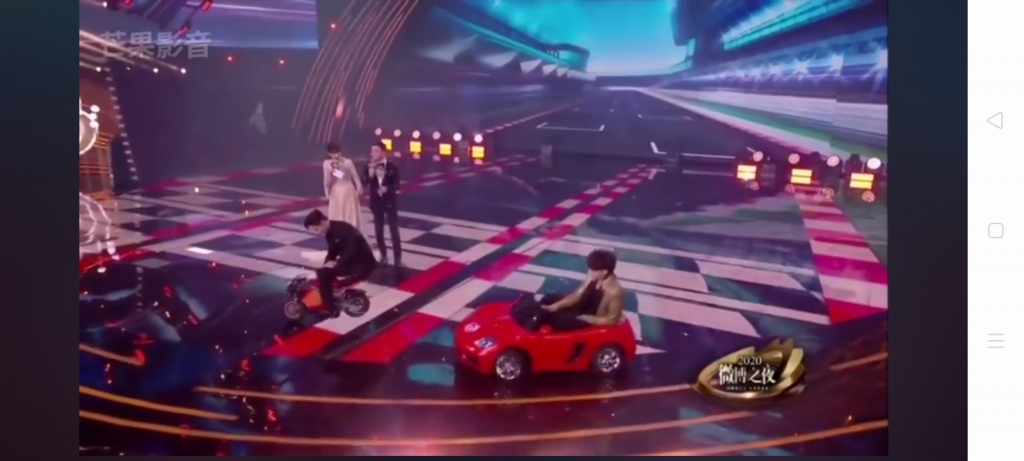 Đêm Weibo 2020: Hoàng Tử Thao và Vương Nhất Bác lái 'siêu xe' lên sân khấu nhận giải