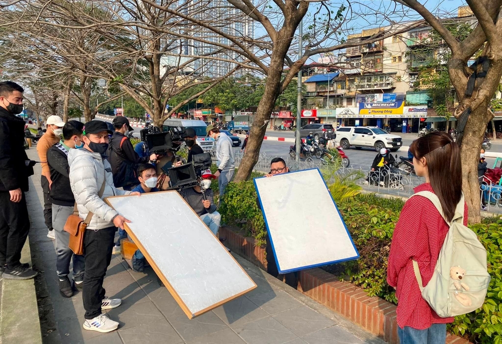 'Thương ngày nắng về' tung loạt ảnh hậu trường cực 'căng': Bà Kim Nhung gặp mặt bà Nga 'bún riêu', Ba Chấm và anh chủ quán ôm nhau tình tứ