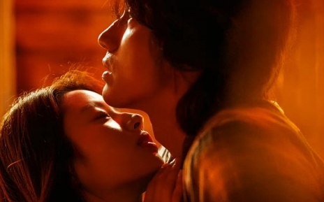 'Nóng bỏng' trên phim ở tuổi 46, Ngôn Thừa Húc khiến chị em toát mồ hồi