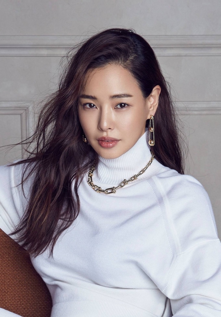 honey lee tu hoa hau dep nhat han quoc den mot nu dien vien thuc thu