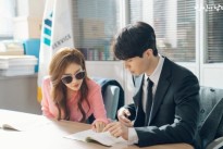 Lee Dong Wook và Yoo In Na luôn tranh thủ đọc kịch bản cùng nhau trên phim trường 'Touch your heart'