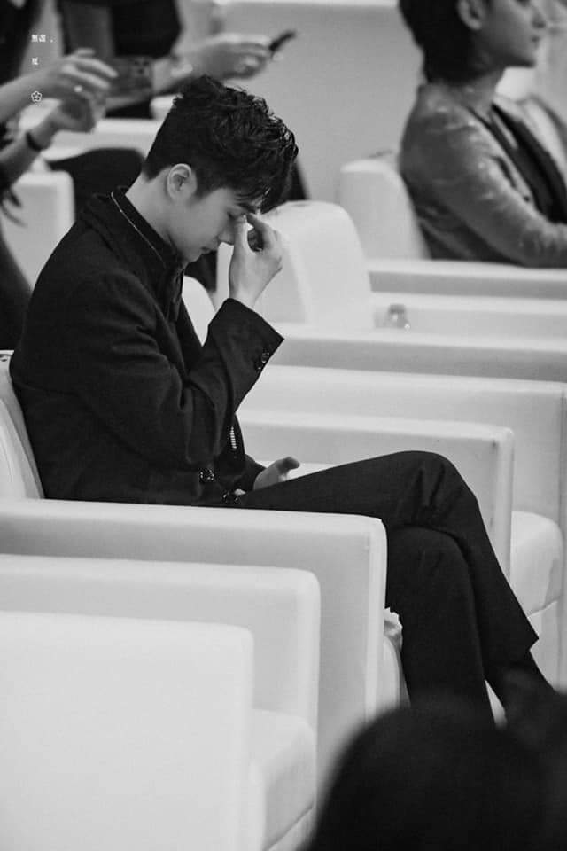 Vương Nhất Bác bị 2 người đàn ông lạ mặt làm phiền ngay tại khán đài Đêm weibo 2020