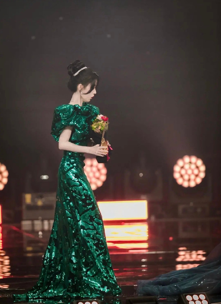 'Đêm Weibo 2020': bị Cúc Tịnh Y làm văng nước lên váy, Ngô Tuyên Nghi tỏ thái độ 'căng đét'