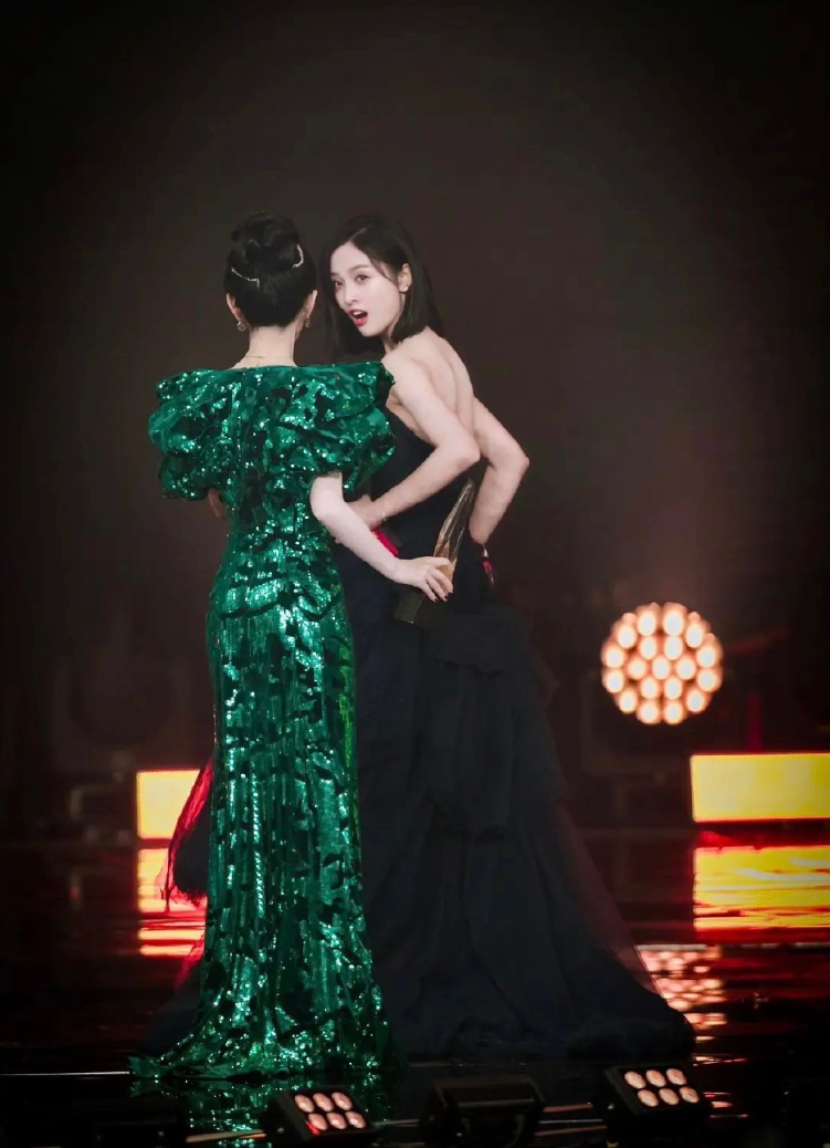 'Đêm Weibo 2020': bị Cúc Tịnh Y làm văng nước lên váy, Ngô Tuyên Nghi tỏ thái độ 'căng đét'