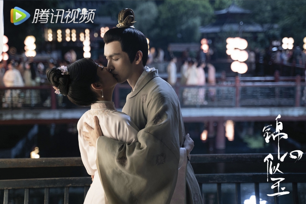 Nụ hôn 'kẹo hồ lô' của Chung Hán Lương và Đàm Tùng Vận khiến dân tình 'điên đảo'