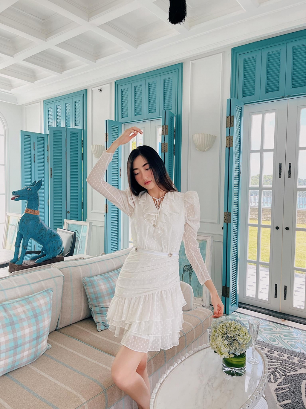 Hoa hậu Lương Thùy Linh biến hóa với style đi du lịch cực chất