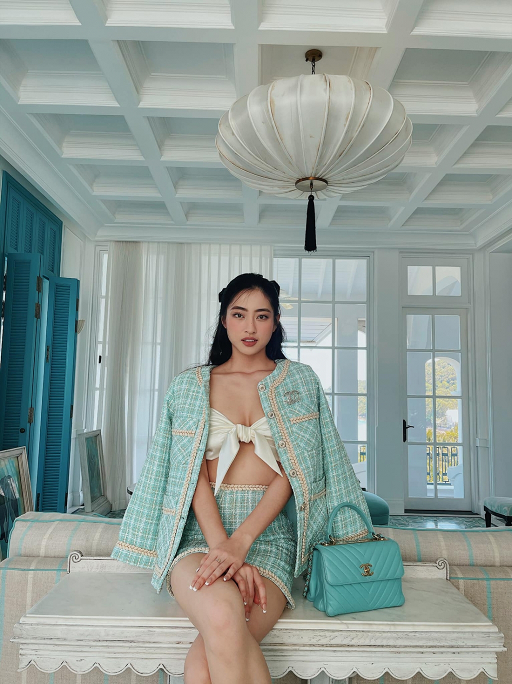 Hoa hậu Lương Thùy Linh biến hóa với style đi du lịch cực chất
