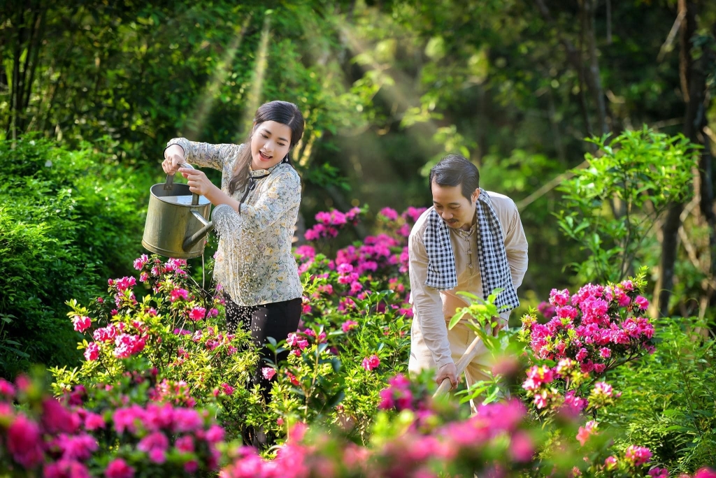 Chú Lâm và chị Hoa tung ảnh cưới đẹp mãn nhãn, xứng đáng là cặp đôi chính của 'Lối về miền hoa'